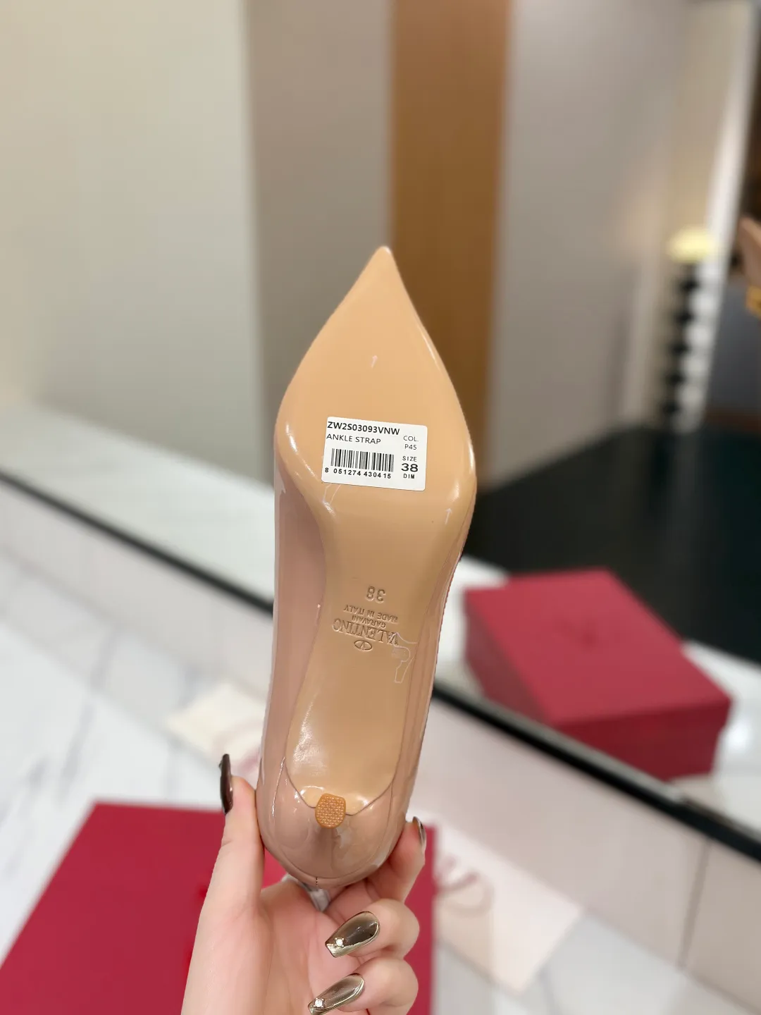 💕💕Factory direct selling price p520💕💕 VALENTINO’s hottest new high-heeled shoes, latest logo buckle, perfect combination with sexy pointed toe❤️‍🔥❤️‍🔥❤️‍🔥❤️‍🔥It is simply the pinnacle of summer fashion💖💖💖💖original replica Upper: patent leather, subleather Outsole: Italian leather outsole Heel height: 6.5cm Size: 35-39 (40 41 42 customized, non-refundable and non-exchangeable)